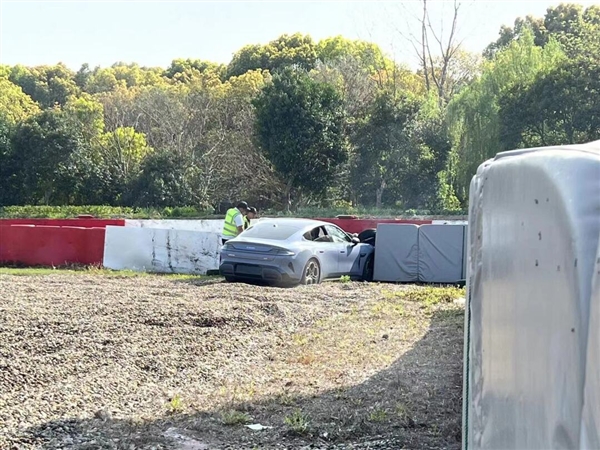 六合彩：小米SU7赛道上墙火了！你还真不能怪刹车片