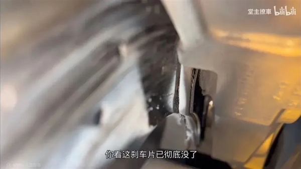 六合彩：小米SU7赛道上墙火了！你还真不能怪刹车片